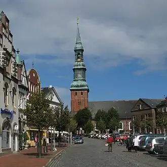 Markt te Tönning, op de achtergrond de St. Laurentiuskerk