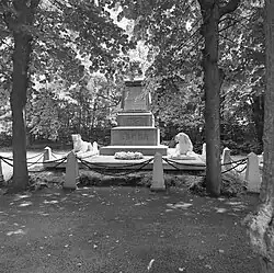 bloemenkrans en twee honden (1882), Muiderberg