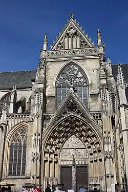 Dwarsschip en zuidportaal