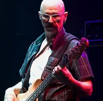 Tony Levin tijdens een optreden van Liquid Tension Experiment op NEARfest (2008)