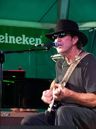 Tony Joe White speelt tijdens het Jazzaldia Festival in San Sebastián in 2005