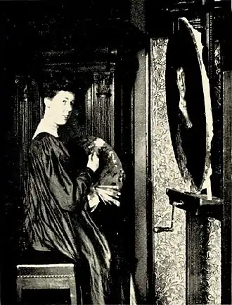 Portet (mogelijke zelfportret) van Tony van AlphenVolgens Max Eisler in het Maandblad Elsevier in januari 1912 betreft dit een zelfportret, volgens het Rijksbureau voor Kunsthistorische Documentatie is de maker van dit portret onbekend