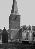 De middeleeuwse toren en de kerk uit 1846 tijdens de afbraak in mei 1900