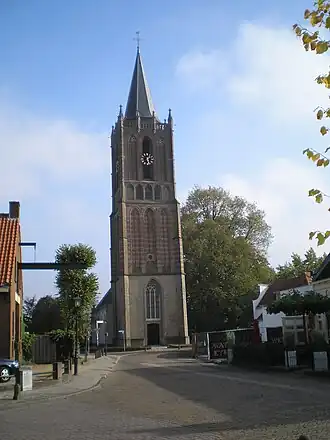 Toren NH-kerk te Houten, met links nog de wagenmakerij