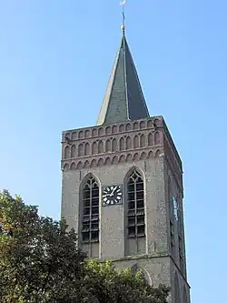 Kerktoren. De wijzerplaten zijn uit 2007