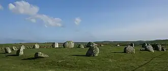Torhouse Stone Circle. In het midden de drie stenen die lijken op een recumbent stone met twee flankerende stenen.