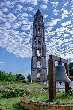 De Torre Manaca Iznaga met de slavenklok op de voorgrond