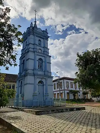 De toren Torre da Cruz Queimada in Piacatuba in de gemeente Leopoldina