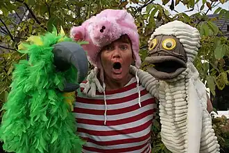 Tosca Menten met poppen Lorre en Dummie de mummie