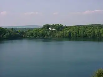 De Weinfelder Maar in de zomer met de kapel