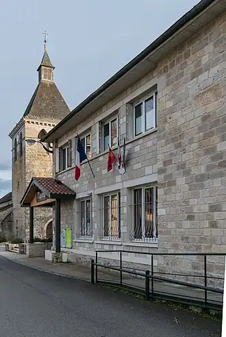 Gemeentehuis,  met toren Saint-Blaisekerk in achtergrond