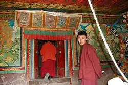 Opschriften in Phagspa-schrift aan de ingang van het klooster Tradün in Tradün