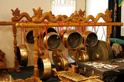 Twee gong-sets van de Javaanse Gamelan:Gong ageng (rechts) — Gong suwukan (links)