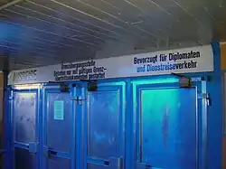 De toegang tot het Westen achter in de hal, met een speciale deur voor diplomaten en dienstreizen.