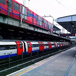 DLR en Jubilee Line gestapeld, gezien vanaf het oostelijke eilandperron.