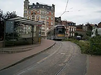 Tram 55 verlaat de halte Verboekhoven richting Bordet Station.