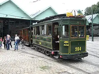Een historische tram uit de Belle époque verlaat het museum voor een toeristische rit.