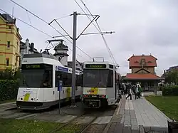 Twee trams aan de halte in De Haan
