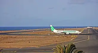 Een vliegtuig van Transavia vlak na landing op de luchthaven van Lanzarote