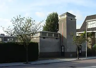 Transformatorhuis van de Kennemer Electriciteit-Maatschappij in Halfweg, ontwerp uit 1915 van J.B. van Loghem (rijksmonument)