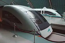 Twee Transrapids op het station in Shanghai