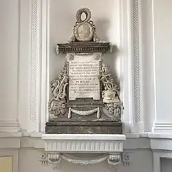 Rijkversierde plaat in het trappenhuis