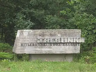 Gedenksteen bij ingang"Hitlers dodenkamp"