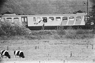 Een kaper loopt met een RMS-vlag langs de gekaapte trein (5 juni 1977)