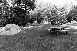 Het trekkersveld van de camping.