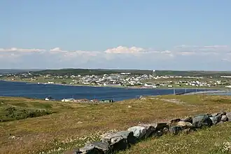 Zicht op het dorp Trepassey vanaf het schiereiland Powles