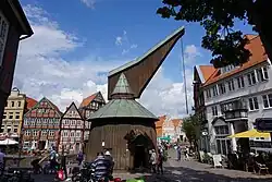 Replica (1977) van een laat-middeleeuwse kraan met tredmolen (Tretkran) in deze haven