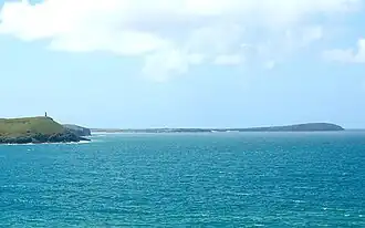 Trevose Head (rechts op de foto) gezien vanuit het noordwesten (de twee dichterbij gelegen landtongen (links op de foto) zijn Stepper Point en Gunver Head)