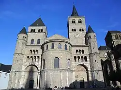 Westwerk met flankerende torens