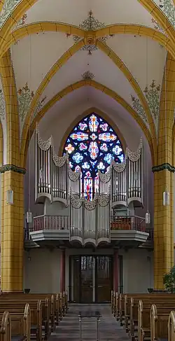 Roosvenster en orgel