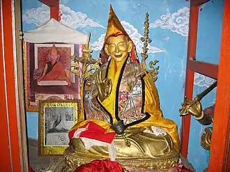 Beeld van de derde Trijang Rinpoche in het Sera Mey-klooster in Bylakuppe, India
