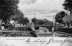 tafereel uit Tripscompagnie met op de achtergrond een aardappelmeelfabriek