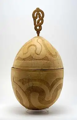 Een versierde kalebas die wordt gebruikt als kom