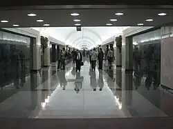 De middenhal gezien vanaf de roltrappen