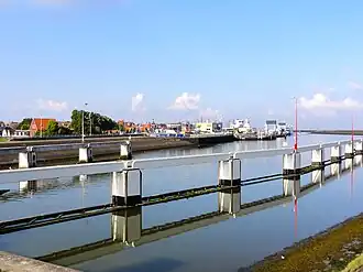 Westzijde van de sluis