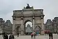 Napoleons Arc de Triomphe du Carrousel met op het einde de piramide van het Louvre