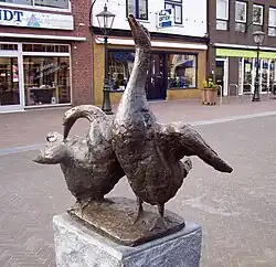 Sculpture van brons "Twee Ganzen" aan de Kerkbrink van Gabriël Sterk