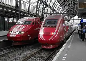 Twee Thalys-treinen (4532 en 4331) te Amsterdam Centraal