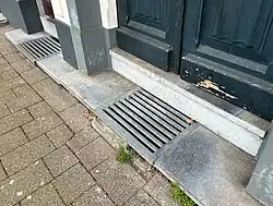 Keldergaten met stenen roosters.