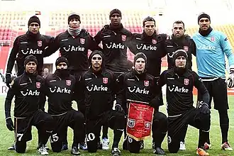 FC Twente met colsjaals en hoofdbanden voor de Europa League wedstrijd tegen Rubin Kazan in Moskou bij -18°C. (17 feb 2011)