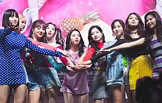 Twice in 2018, van links naar rechts: Momo, Jeongyeon, Jihyo, Nayeon, Chaeyoung, Dahyun, Mina, Tzuyu, Sana