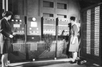 Jean Bartik en Fran Bilas stellen de ENIAC in (foto:&nbsp;1945-1947)