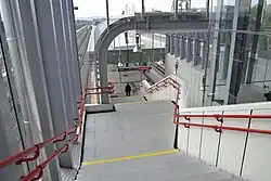 De toegang vanaf de loopbrug.