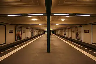 Perron van metrostation Oranienburger Tor, een typisch Nord-Süd-Bahn-station