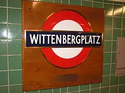 Roundel, het logo van de London Underground, in station Wittenbergplatz