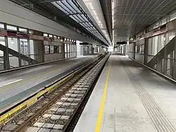 Het middelste spoor tussen de perrons.